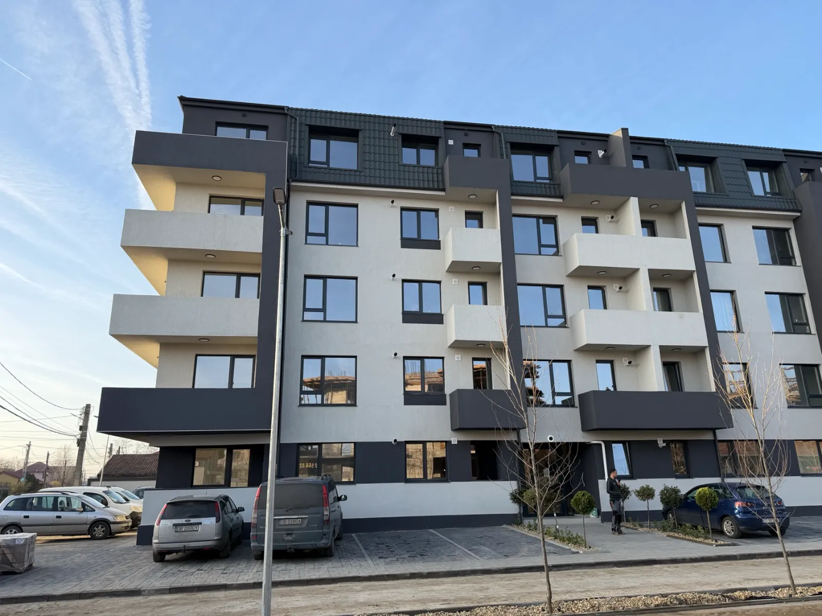 Fațada Hamilton Residence — bloc rezidențial P+4, finisaje moderne alb și antracit