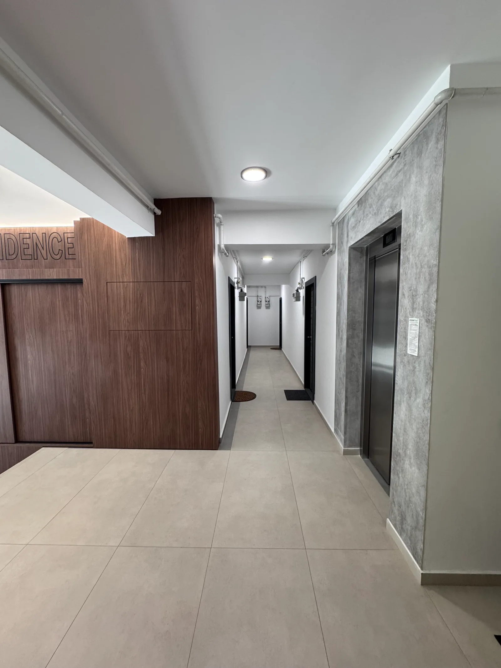 Hol interior cu lift Orona, finisaje moderne