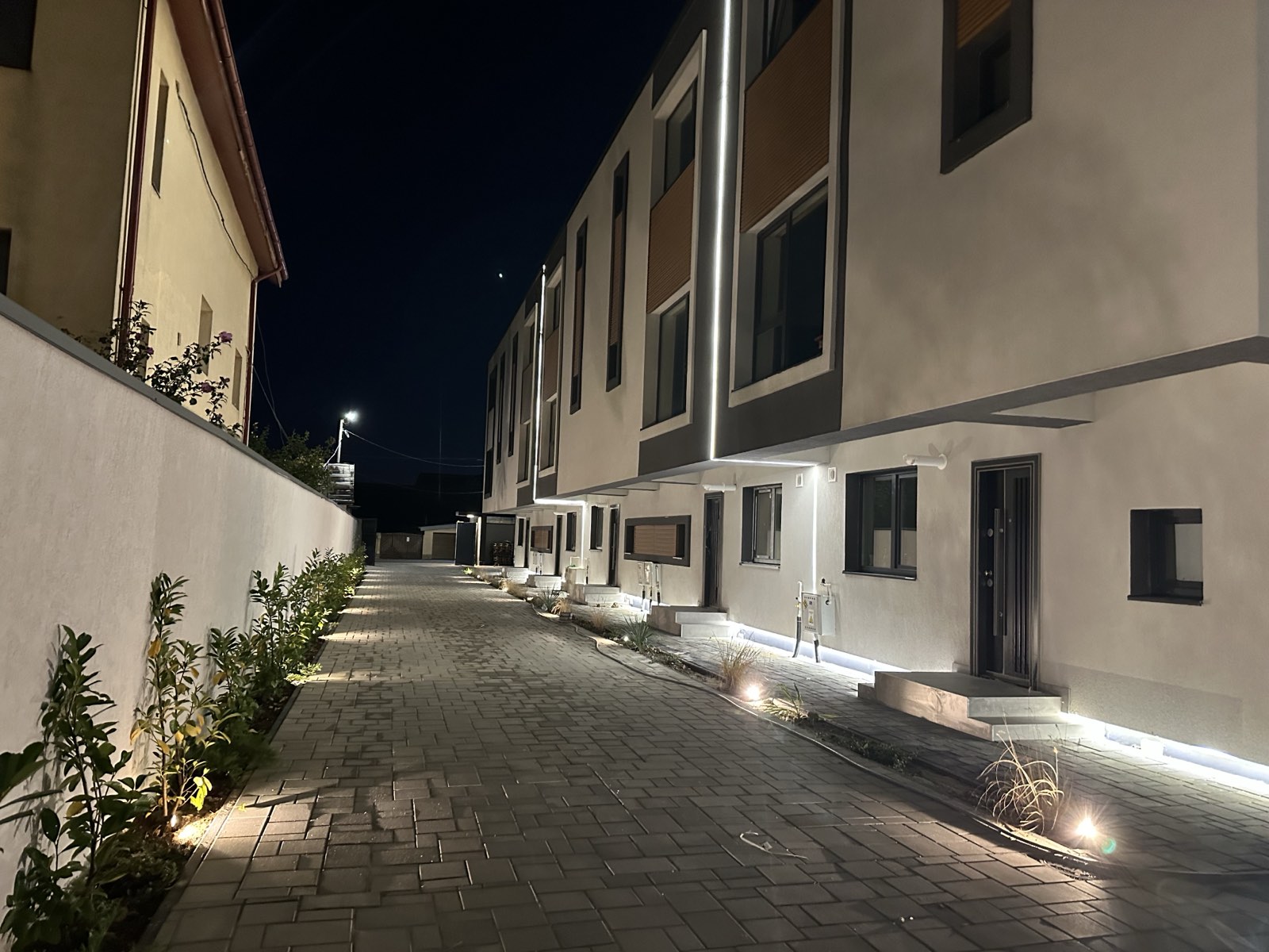 Intrările caselor Hamilton Home, cu iluminat LED pe fațadă