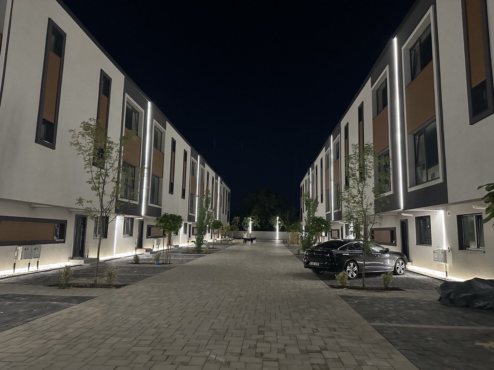 Aleea centrală dintre casele Hamilton Home, iluminată seara