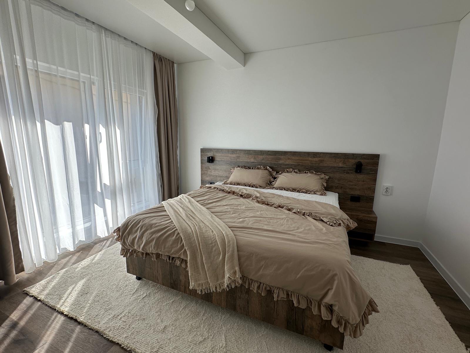 Dormitor matrimonial cu acces la balcon