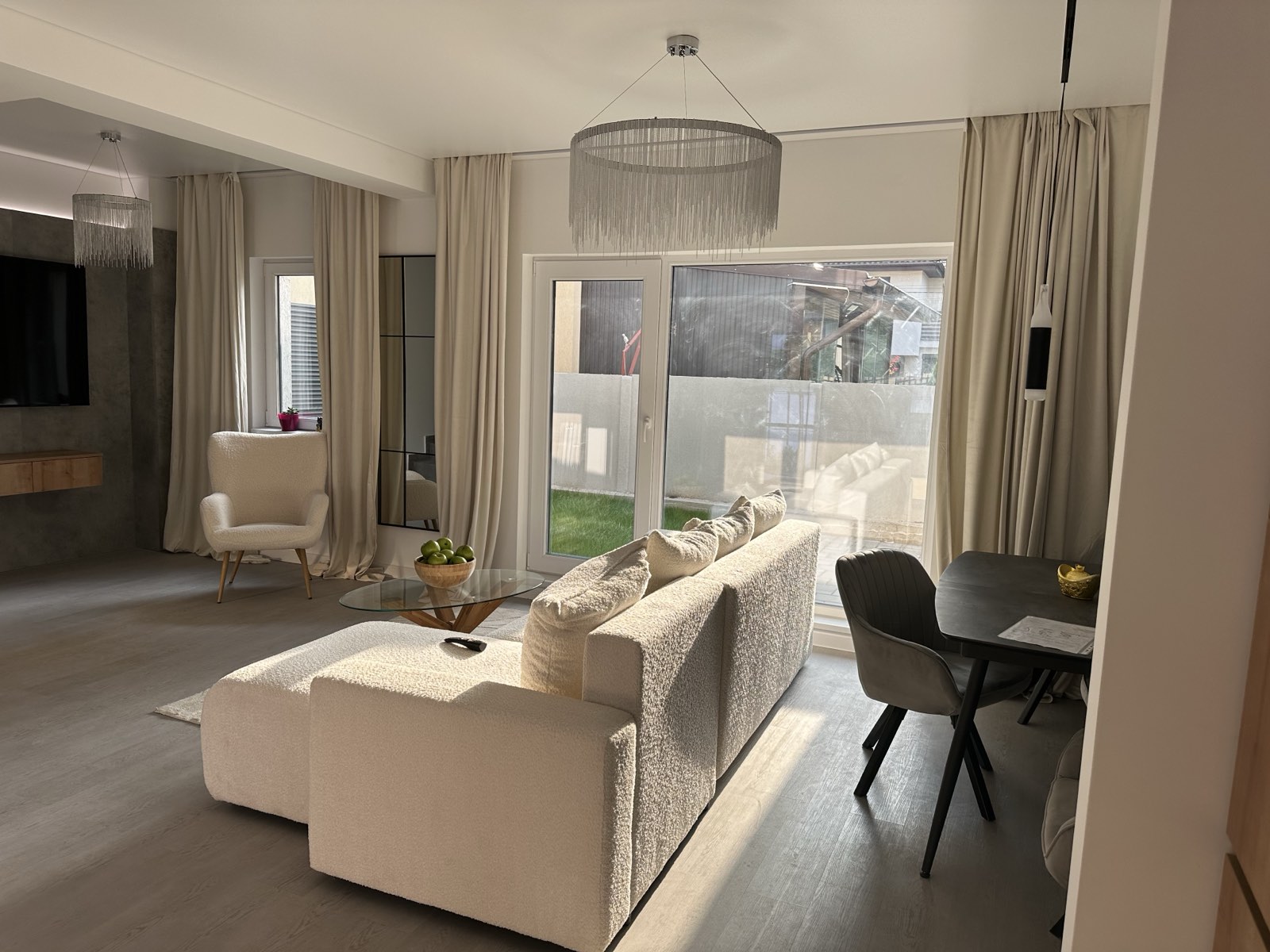 Living spațios cu ieșire spre curtea proprie