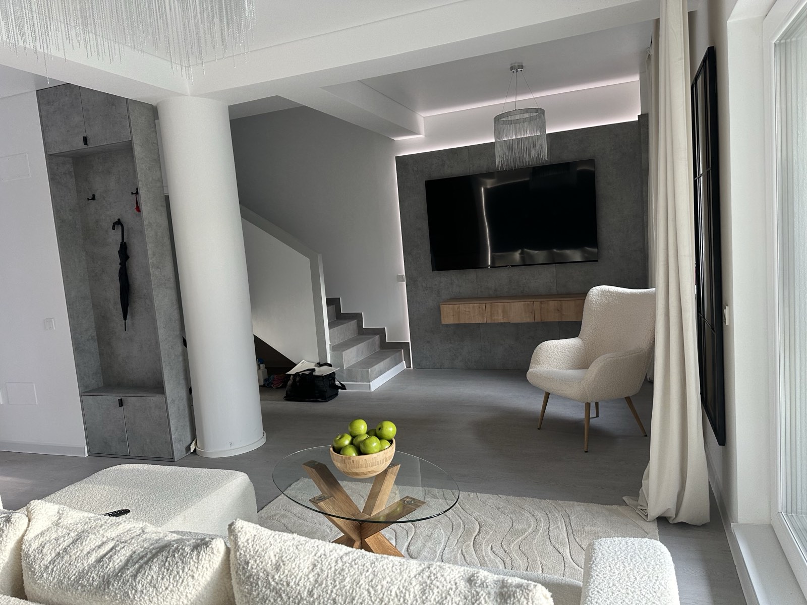 Living cu scară interioară și perete decorativ