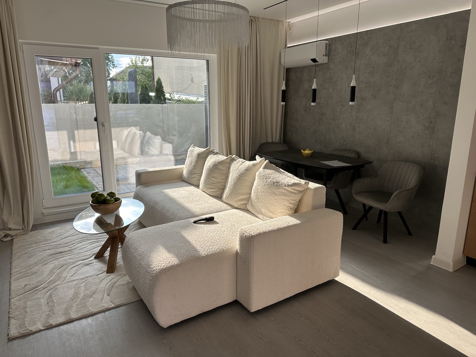 Livingul unei case Hamilton Home, cu zonă de luat masa